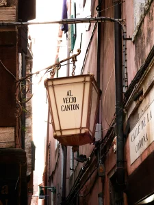 Benjamin Edward Birch Architecture Photography Toronto Ontario Canada. Florence, Italy, Al Vecio Canton. Street Photographer. Firenzia.